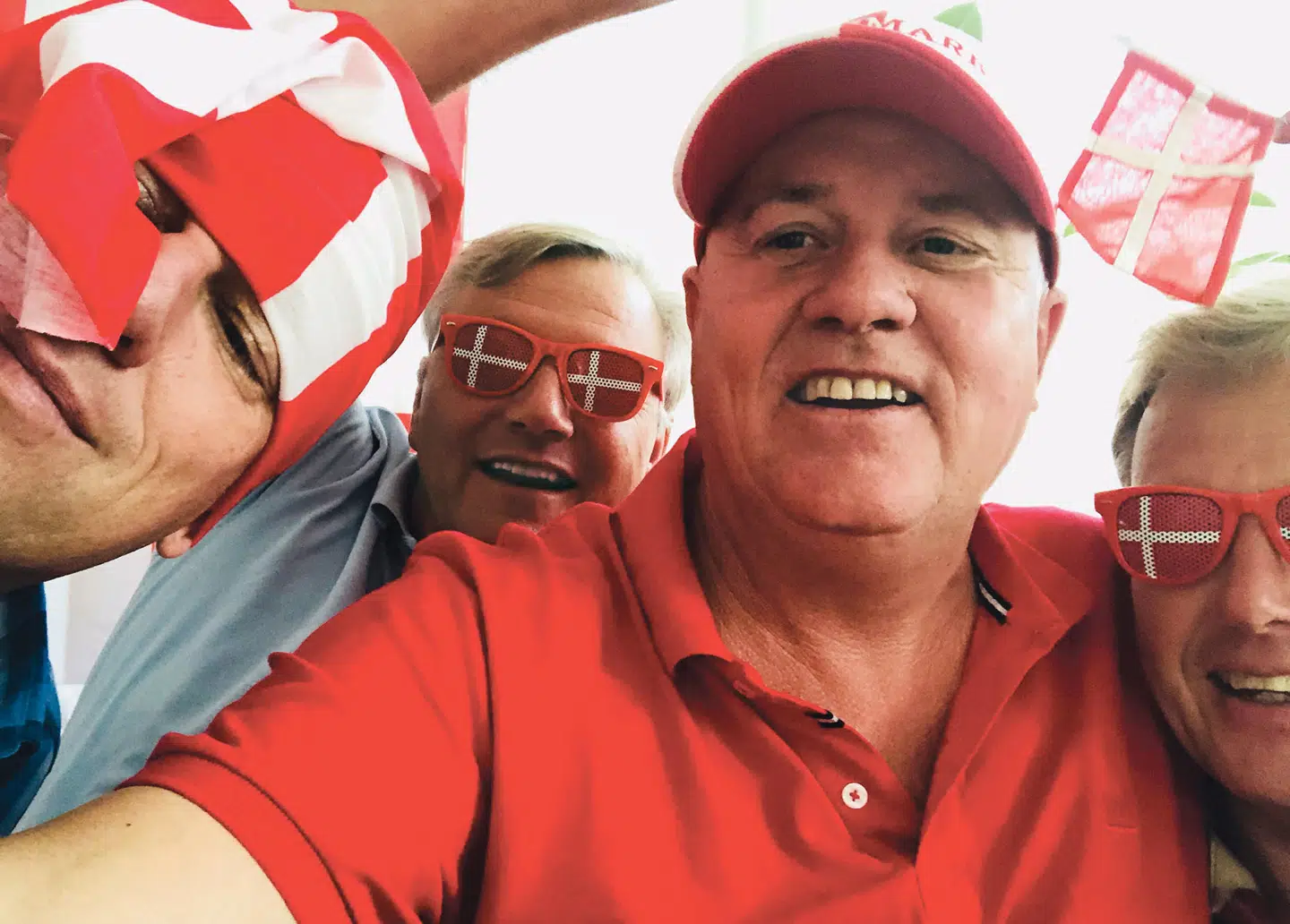 Larz Thielemann og hans venner hepper på Danmark.