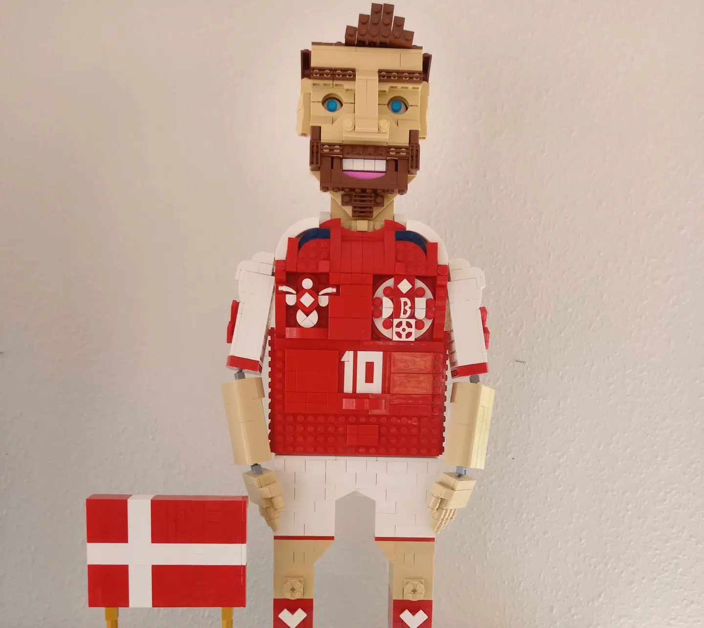 Carl Eric Blach Overgaards Lego-figur af Christian Eriksen og det danske flag.