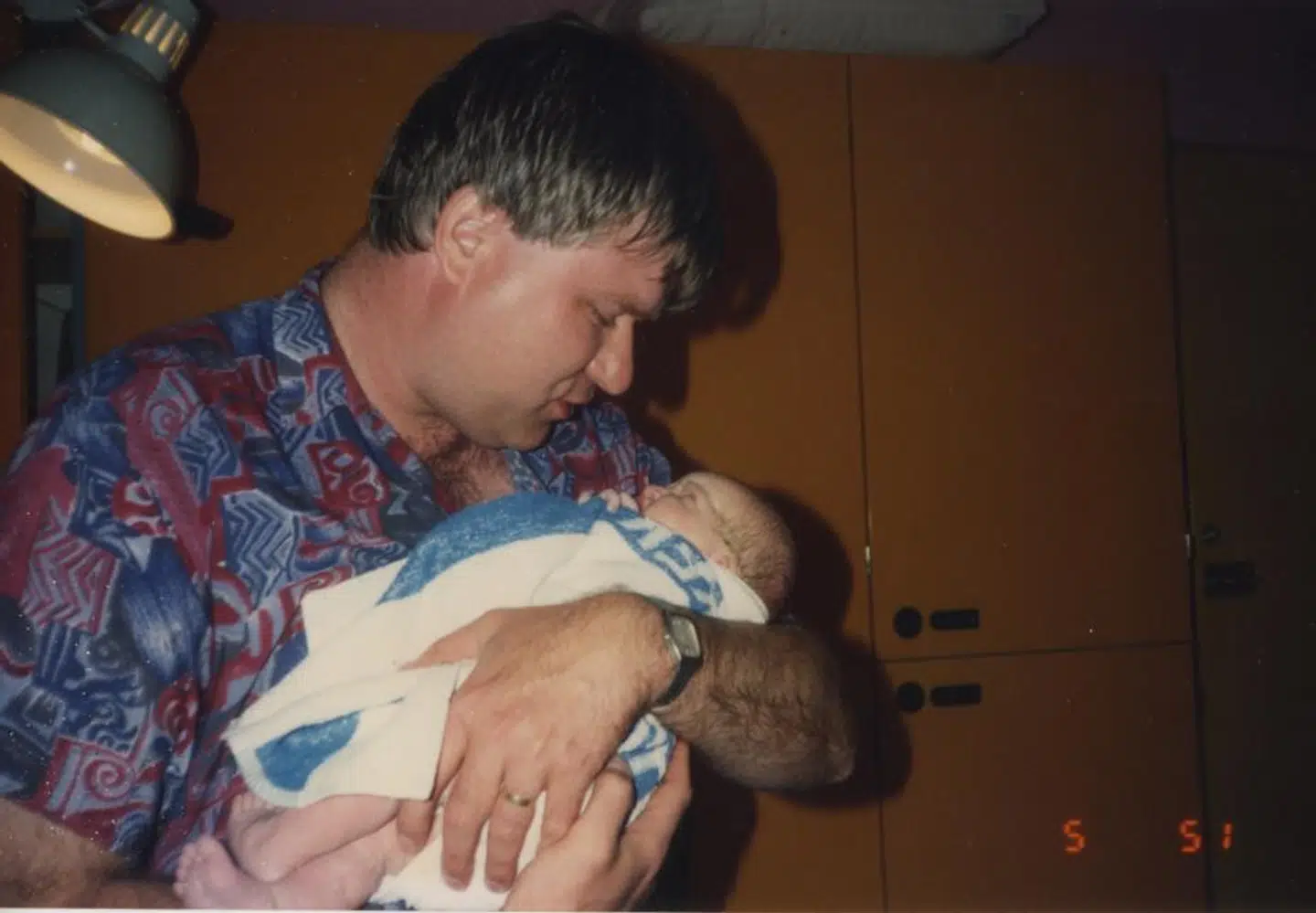 Emilie og hendes far på Herlev hospital kort efter hendes fødsel 27. juni 1992.