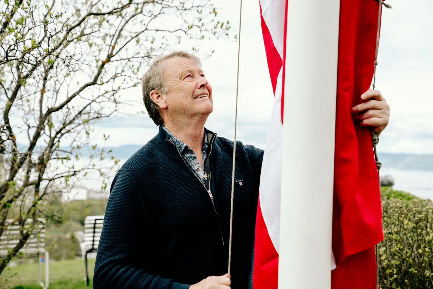 Tidligere landstræner Åge Hareide flager for Danmark.