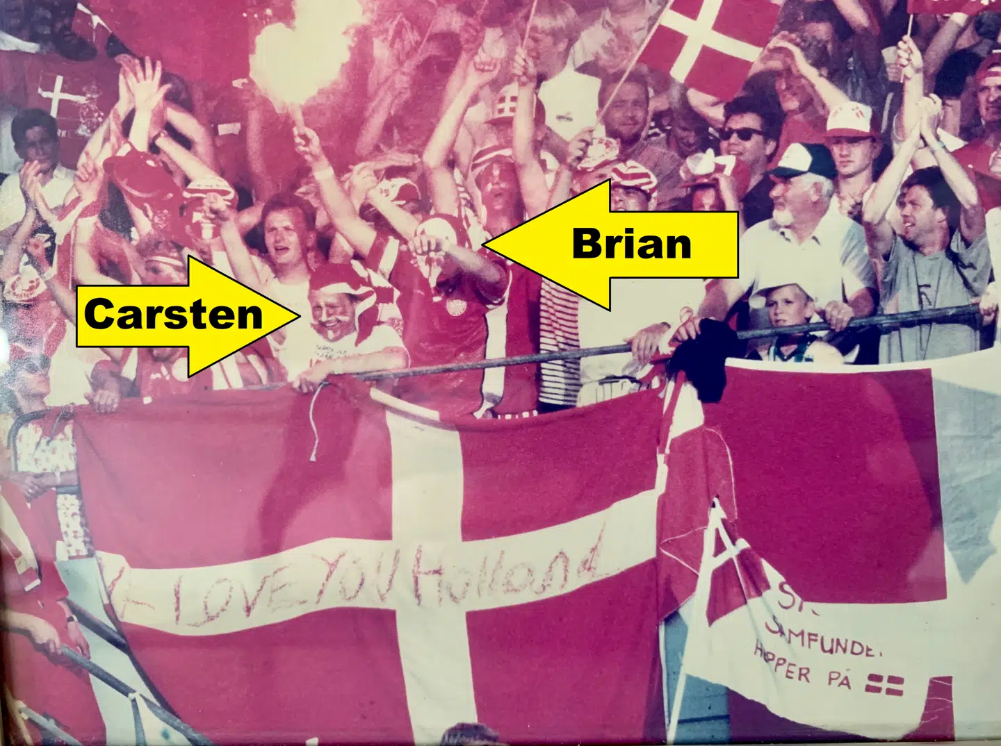 Carsten og Brian på stadion, da Danmark slår Tyskland 2-0 i EM-finalen i 1992. Udklippet har Carsten hængende i sit hjem i Skanderborg. Han har venligst udlånt det til B.T.