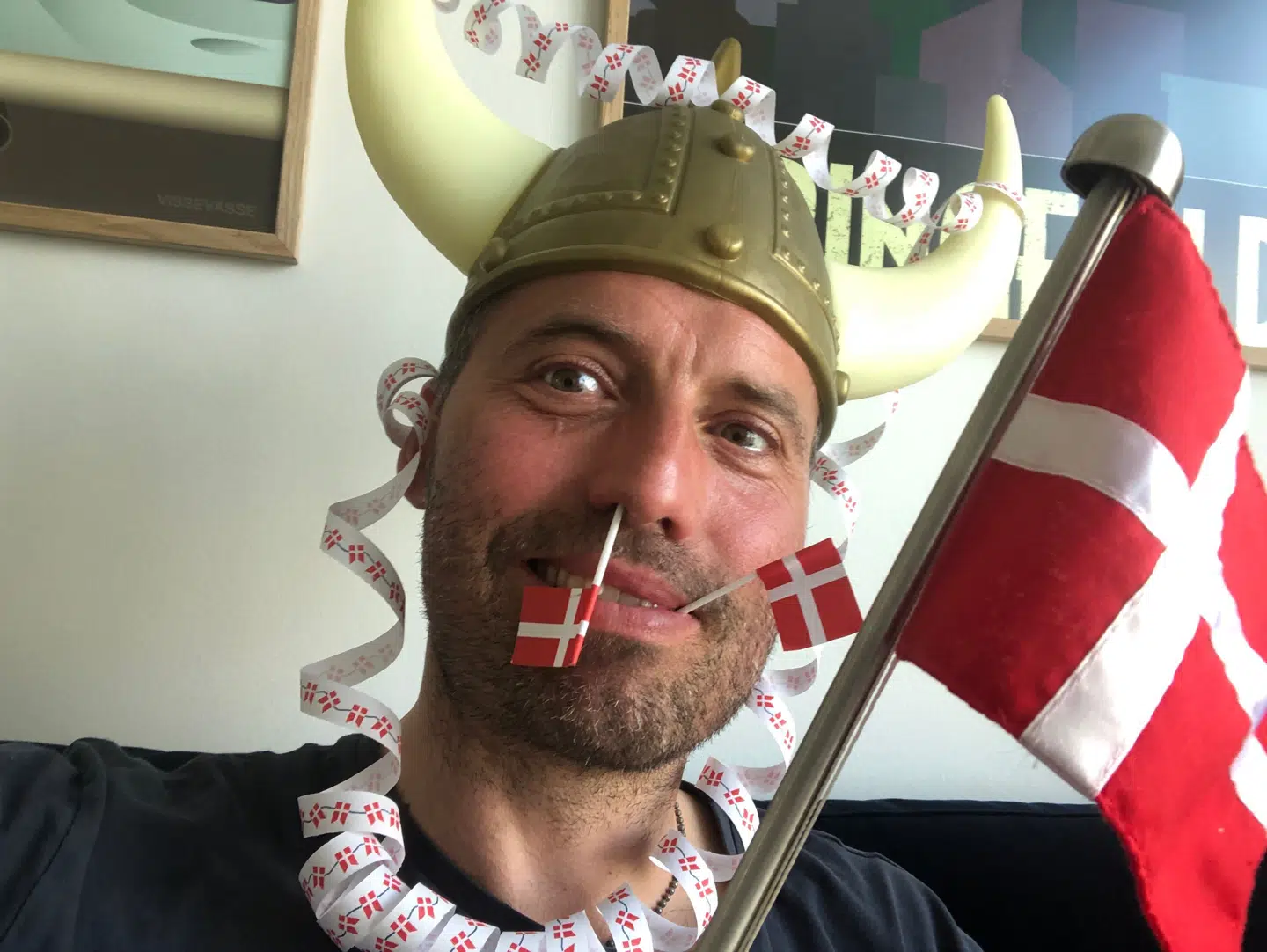 Torben Chris flager for landsholdet.