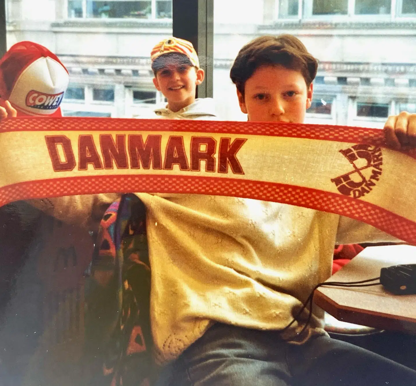 En 12-årig Lisbeth Østergaard på vej til sin første landskamp i Parken i 1993.