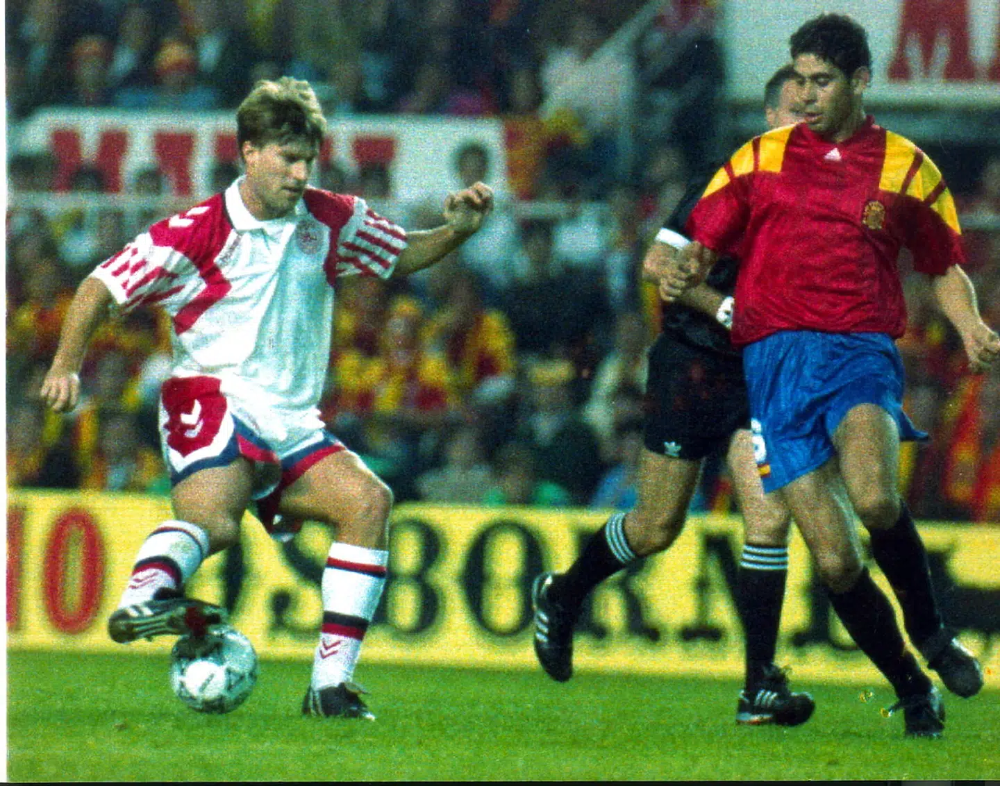 Michael Laudrup styrede Danmarks midtbane i midten af 1990erne. Her mod Spanien i 1993.