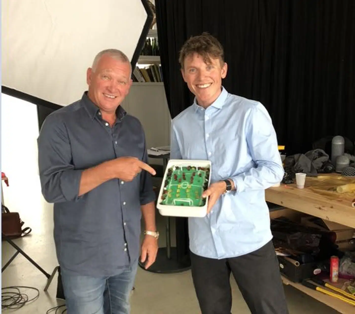 Tobias Hamann og EM-helt John 'Faxe' Jensen i forbindelse med en tv-optagelse. Tobias havde kage med.