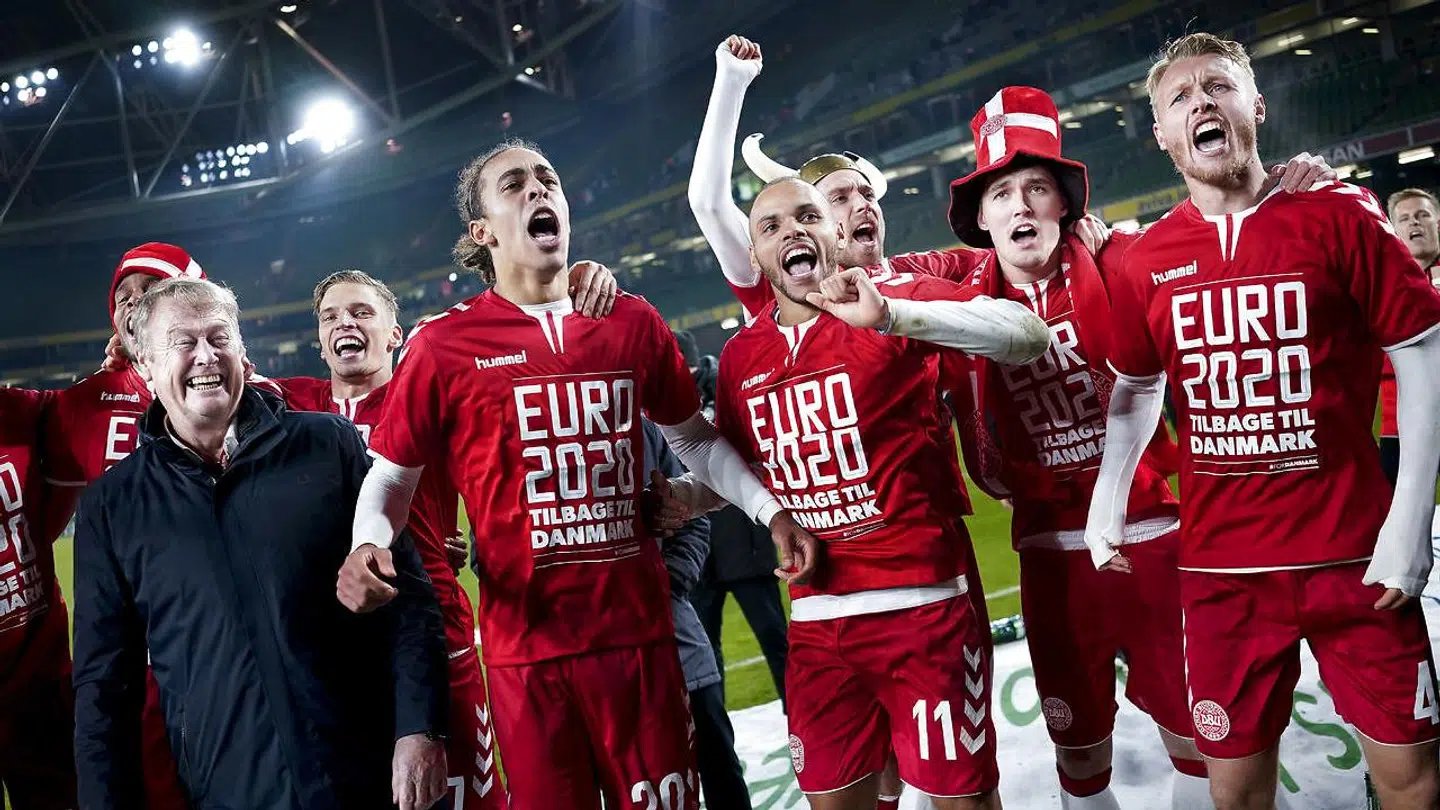 Åge Hareide, Jens Stryger Larsen, Yussuf Poulsen, Martin Braithwaite, Christian Eriksen, Andreas Christensen og Simon Kjær efter EM-kvalifikationen blev sikret i november 2018 i Dublin.