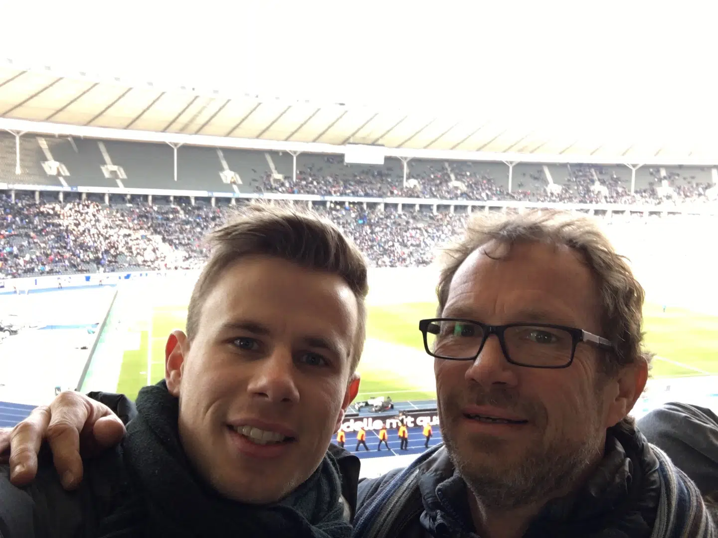 Jan Kristensen og hans søn på Olympia Stadion i Berlin.