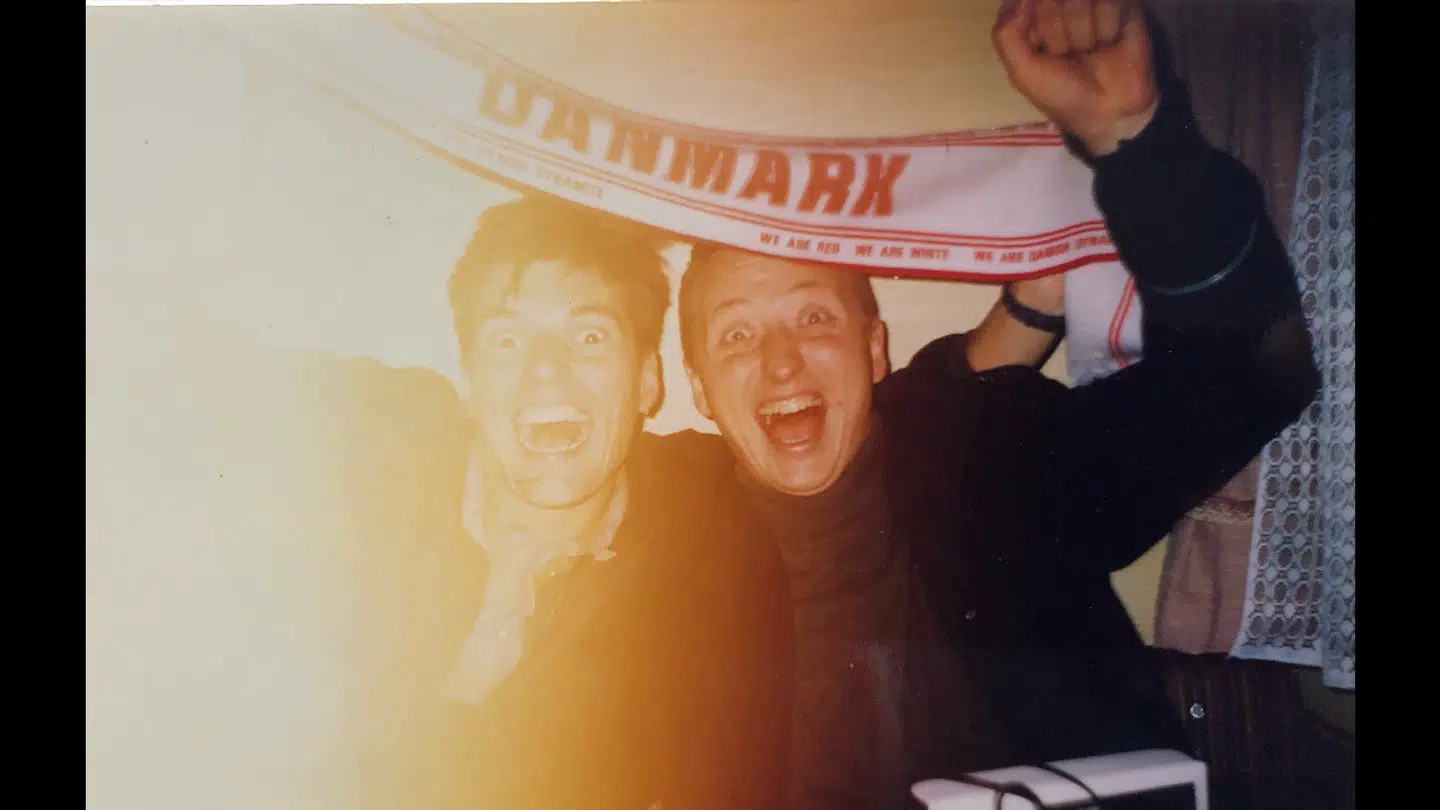 Mikael Bertelsen: »Søren Fauli (th) og mig i det sekund EM-finalen i 1992 bliver fløjtet af. Det var vist nok første gang, Søren så en hel fodboldkamp, og han levede sig så meget ind i kampen, at han råbte STRAFFE!! når der var frispark i midtercirklen.«