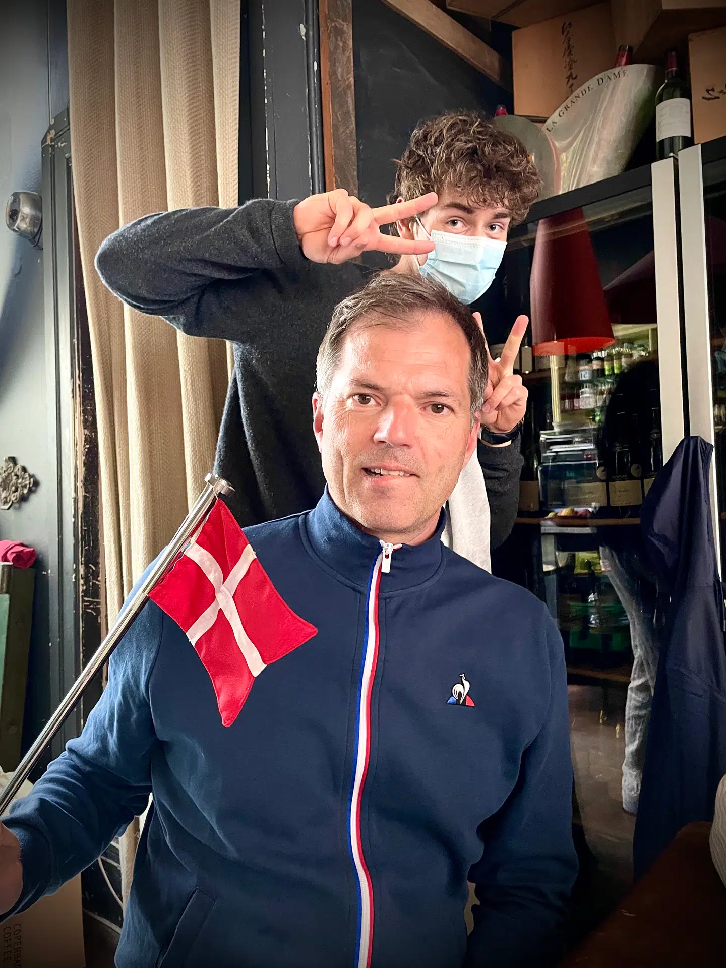 Mikael Bertelsen: »Her hepper jeg mere afdæmpet på det danske landshold, men, men fotoet er også taget inden ,vi har vundet nogle kampe. Jeg er en af de mange medløbere, der er meget kritisk overfor holdet inden en slutrunde og så langsomt begejstres, når de vinder. Så er man helgarderet og virker som om, man har forstand på fodbold. I baggrunden photobomber Mads Langer (Ikke verificeret, red.), der også ønsker landsholdet god vind.«