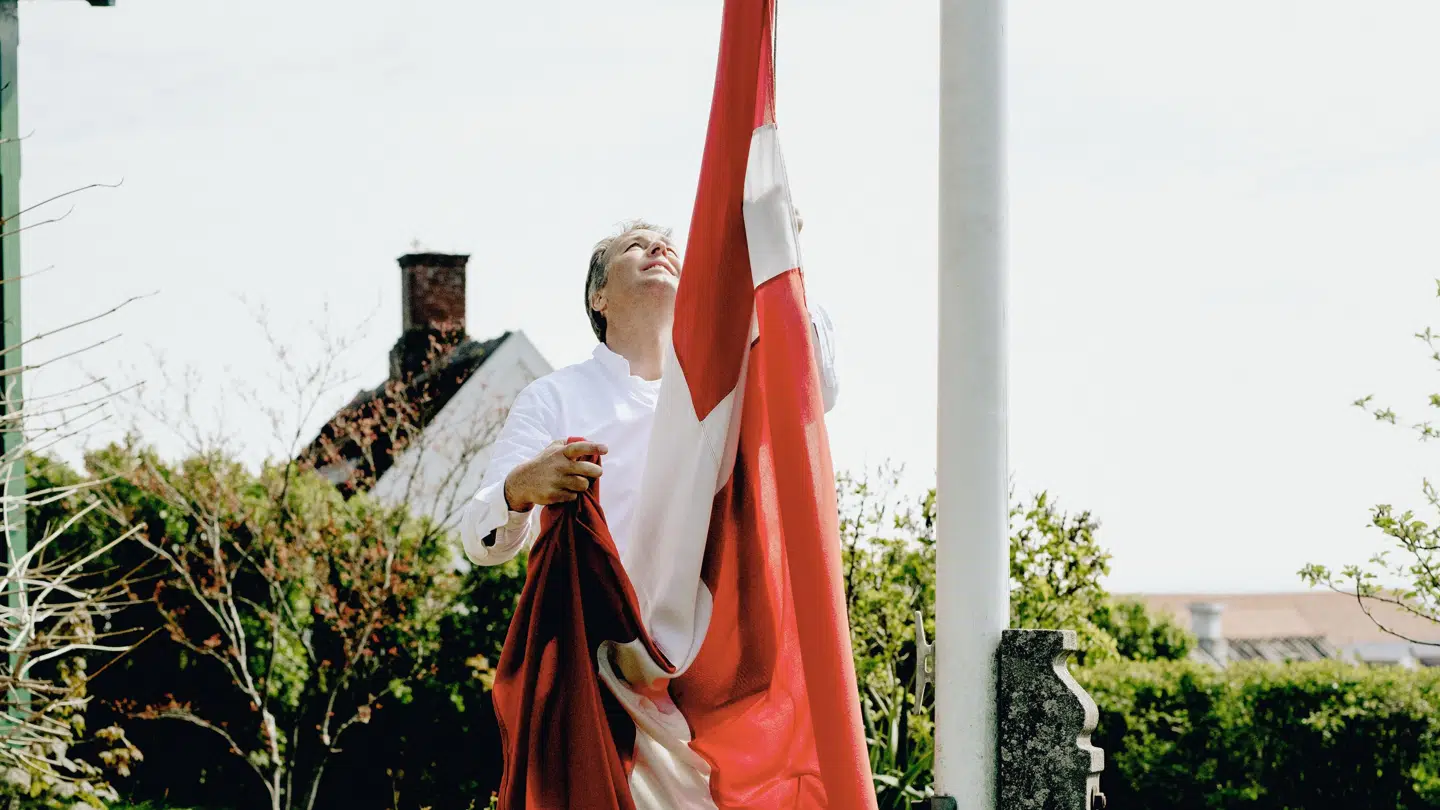 Hejs flaget for Danmark - vis din søtte til landsholdet under EM.