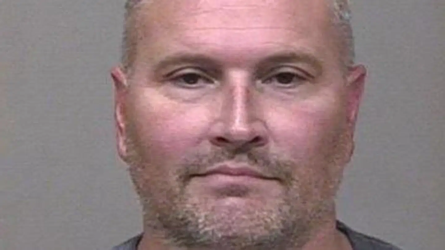 Her ses billedet af Rex Chapman, da han kom i fængsel.