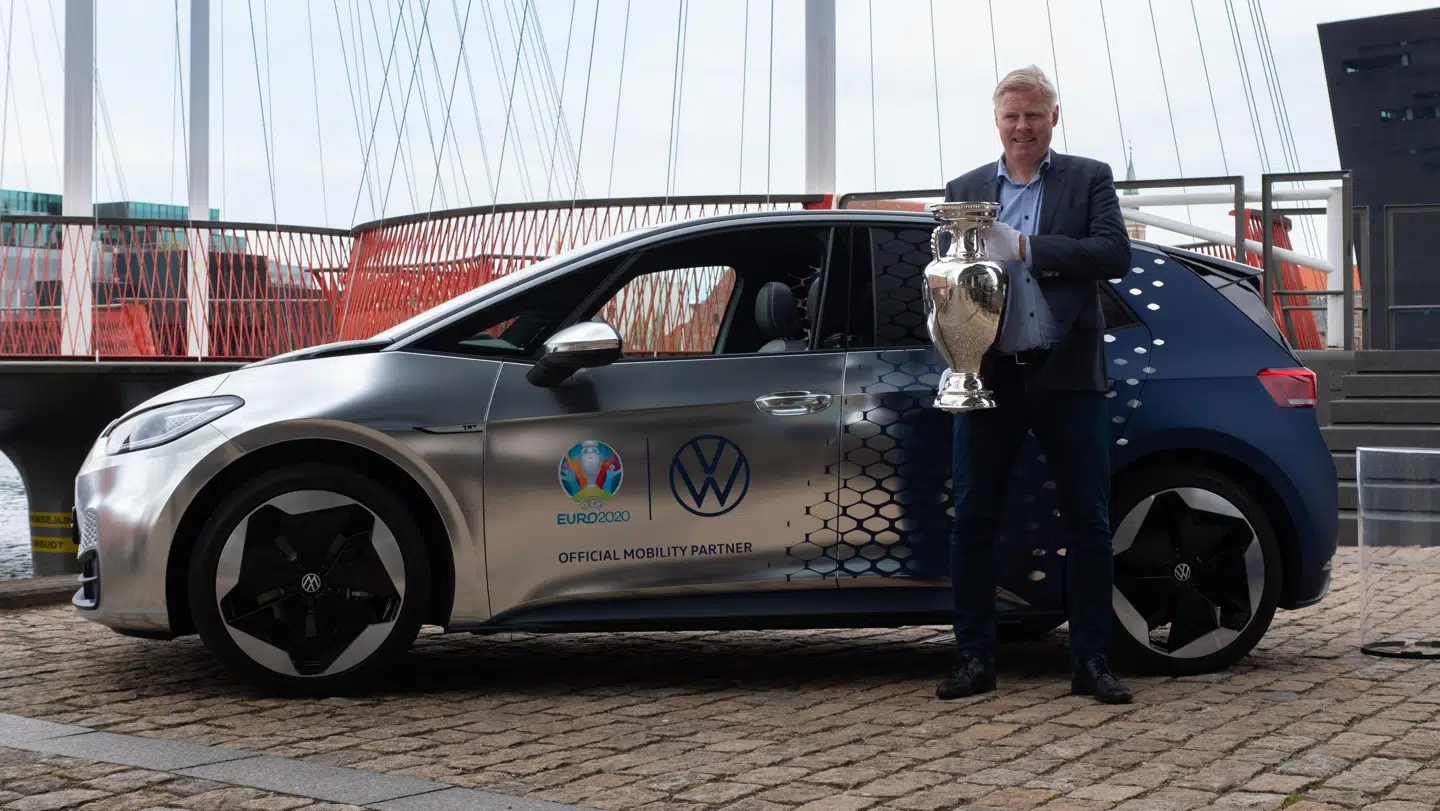 Henrik Larsen med pokalen.