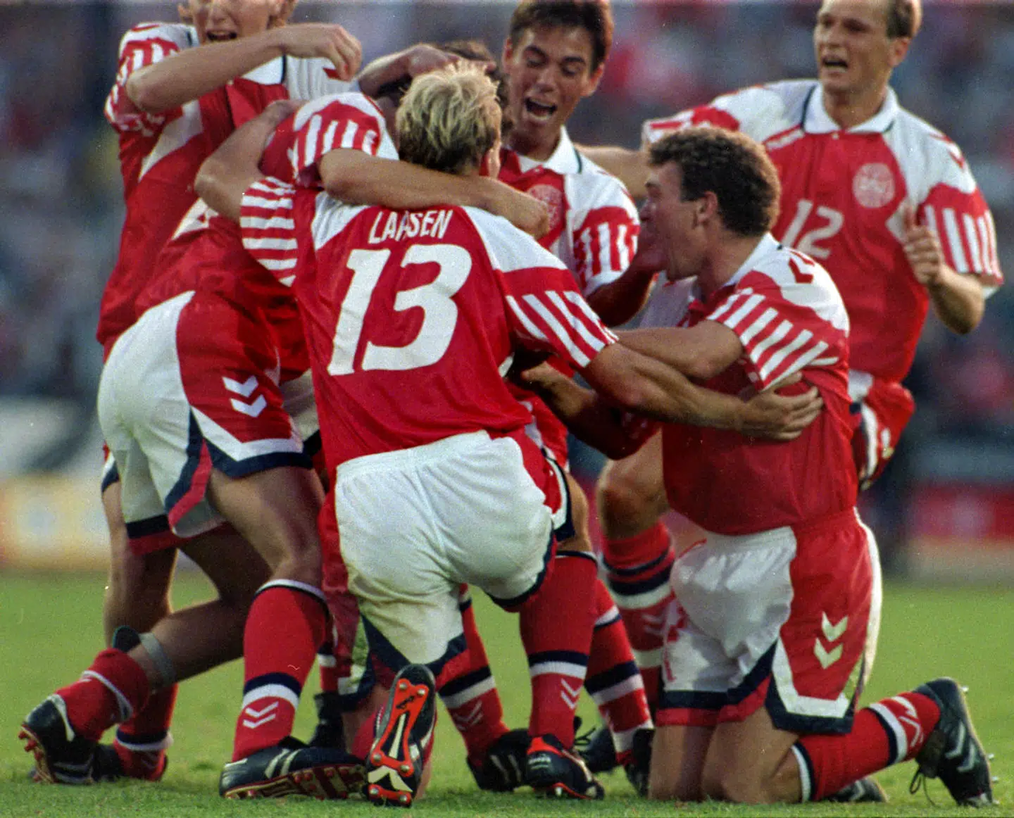 De danske spillere jubler efter John "Faxe" Jensens scoring til 2-0. Her ses Henrik Larsen med ryggen til.