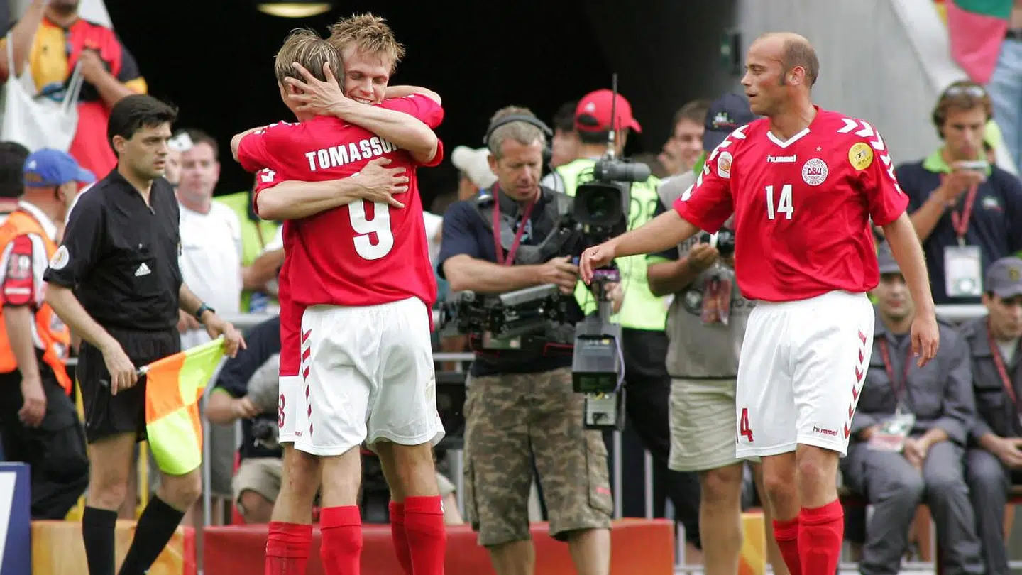 Jesper Grønkjær lykønskes af Jon Dahl Tomasson efter scoringen til 2-0 mod Bulgarien.