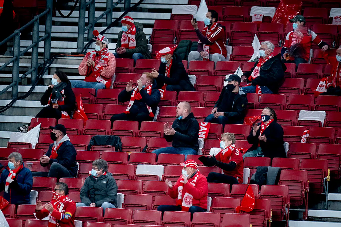 Folketinget er lige nu i gang med at diskutere, om antallet af tilskuere til EM-kampene i Parken kan forhøjes. Her er det danske tilskuere under Nations League-kampen mellem Danmark og Island i Parken, søndag 15. november 2020.