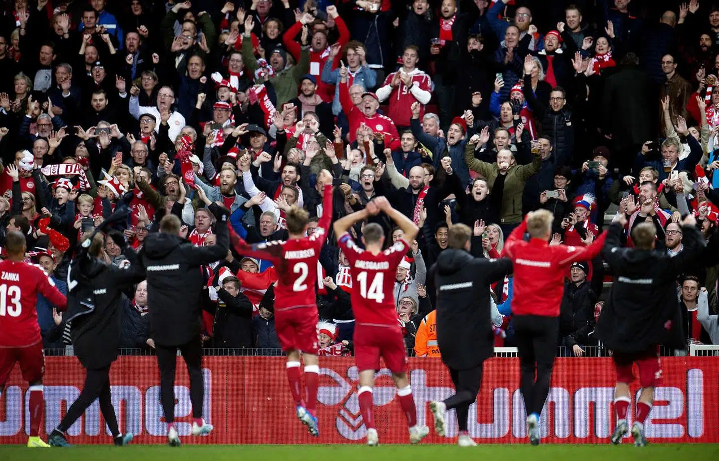Danmarks spillere og fans efter EM-kvalifikationskampen mellem Danmark og Schweiz i Parken lørdag 12. oktober 2019.