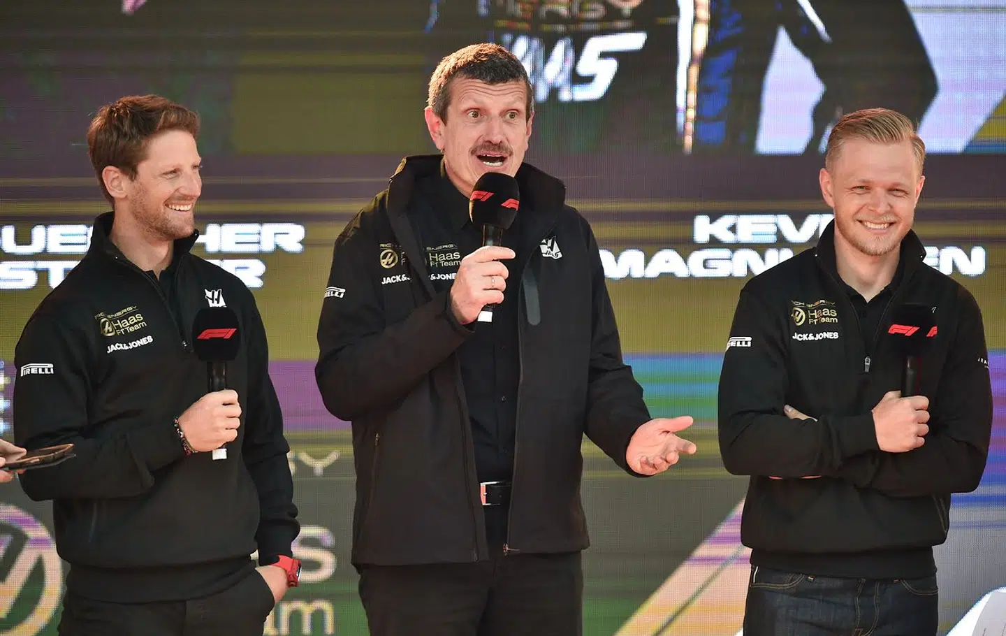 Guenther Steiner sammen med Romain Grosjean og Kevin Magnussen, da de kørte Haas-raceren. (PETER PARKS / AFP)