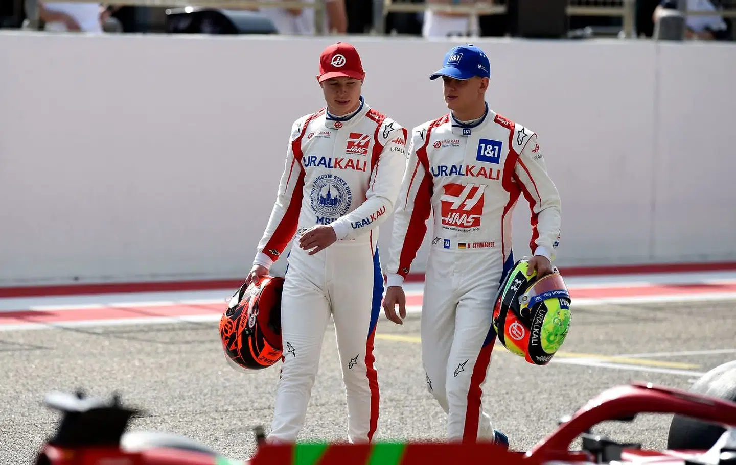 Mick Schumacher og Nikita Mazepin har store problemer med Haas-raceren. (Photo by Mazen MAHDI / AFP)