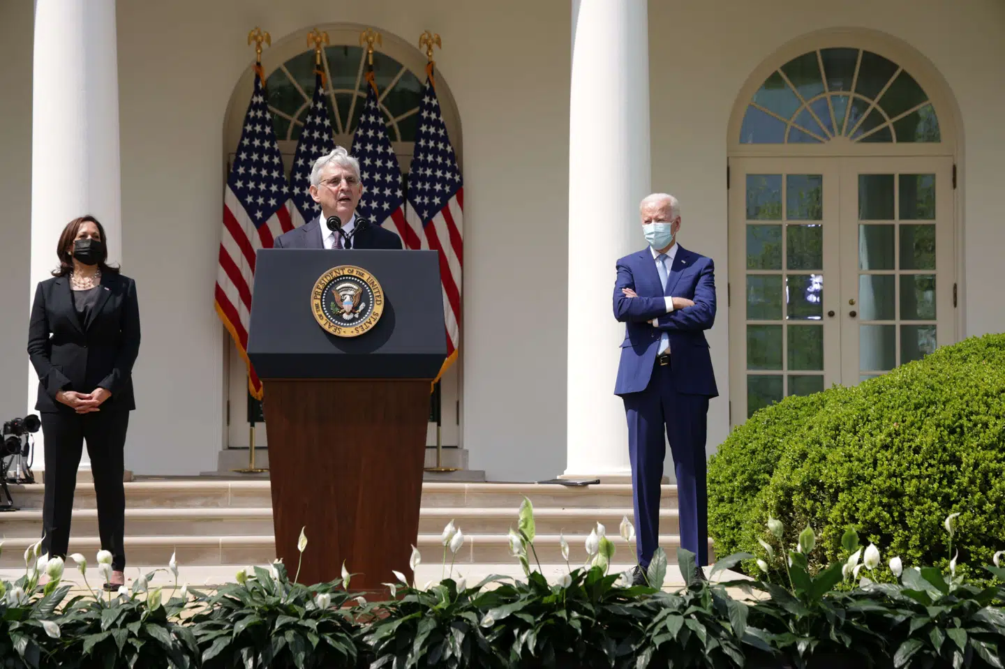 Den amerikanske justitsminister, Merrick Garland, der her taler med præsident Joe Biden og vicepræsident Kamala Harris i baggrunden, er ramt af indrejseforbud i Rusland. Det er nogle af de sanktioner, Rusland har indført mod USA. (Arkivfoto) Alex Wong/Ritzau Scanpix