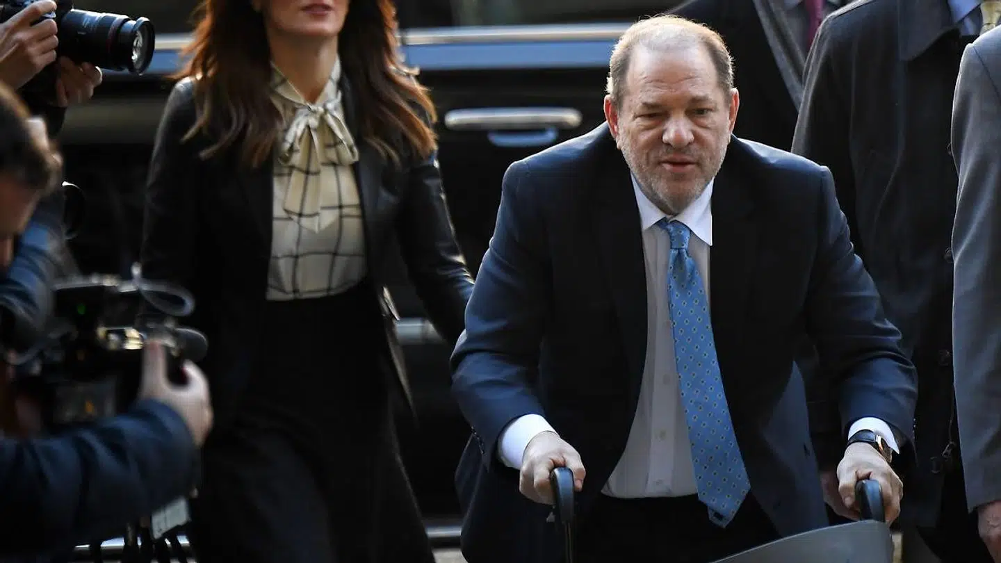 Arkivfoto af Harvey Weinstein på vej til retten tilbage i februar 2020.