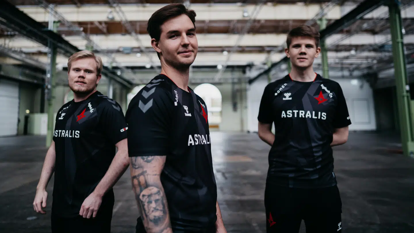 Lucas 'bubzkji' Andersen (th.) indrømmer, at hans situationen ikke er holdbar, som den er nu.