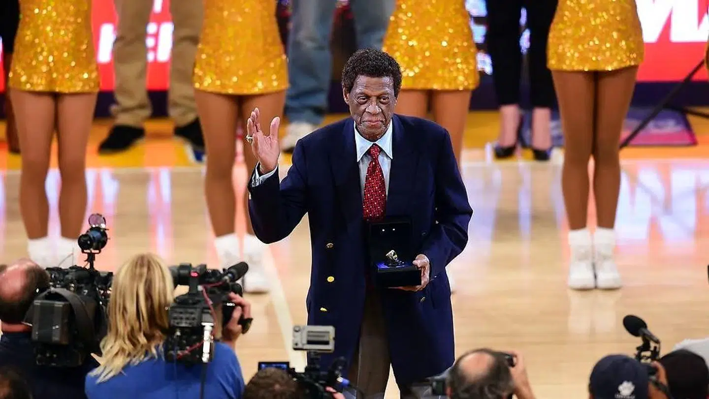 NBA-legenden Elgin Baylor er død. Her modtager Lakers-legenden en pris på sin gamle hjemmebane i 2014. Han blev 86 år.