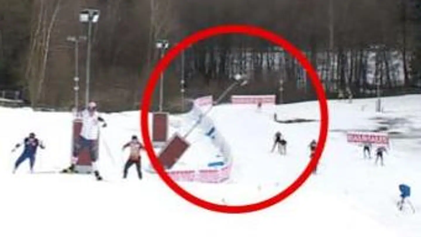 Her er lygtepælen ved at vælte.