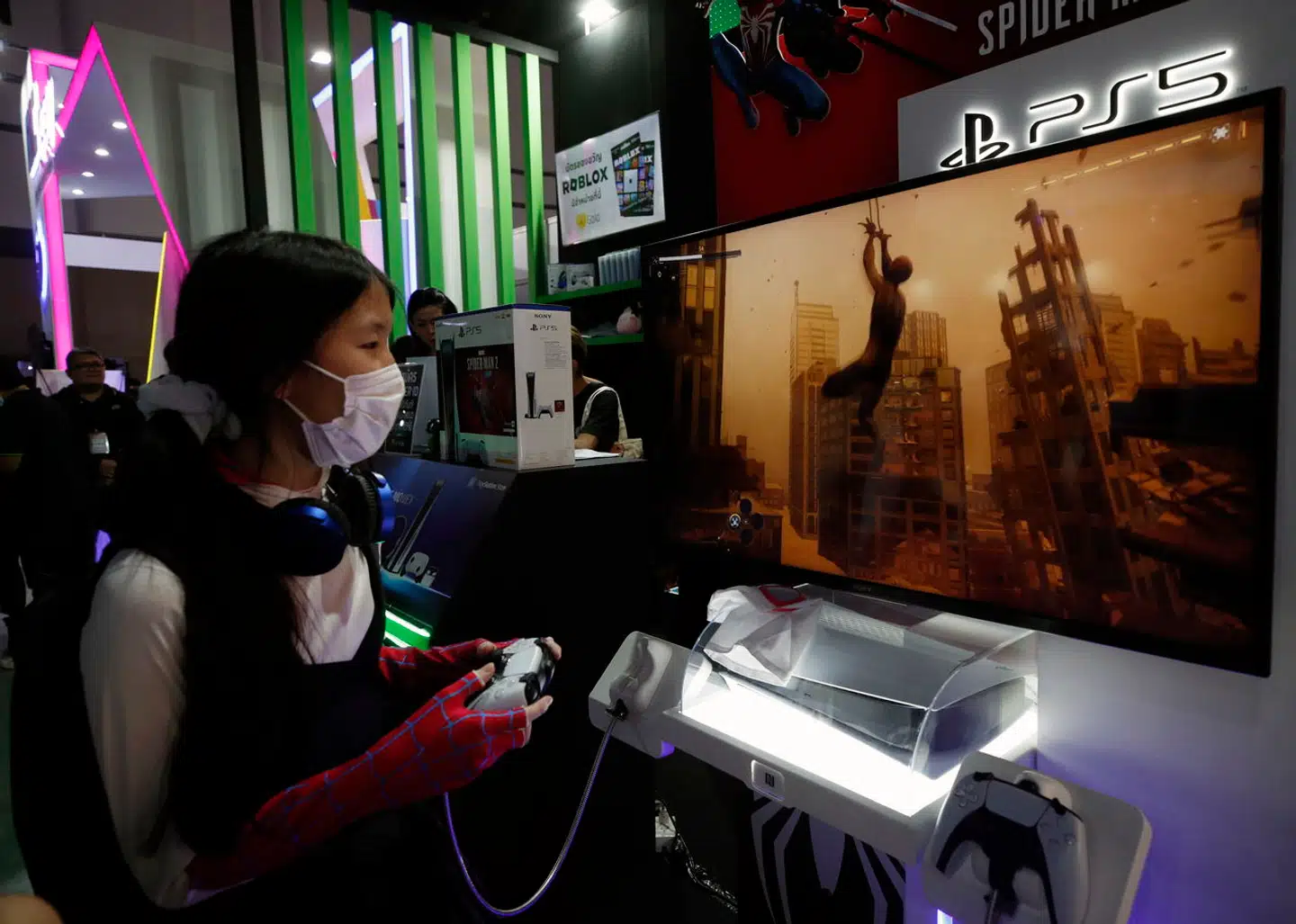 »Spider-Man 2« udkom som Playstation-spil i fredags og blev på et døgn det bedstsælgende til dato. Her bliver det spillet på en spilmesse i Bangkok i Thailand kort efter udgivelsen.