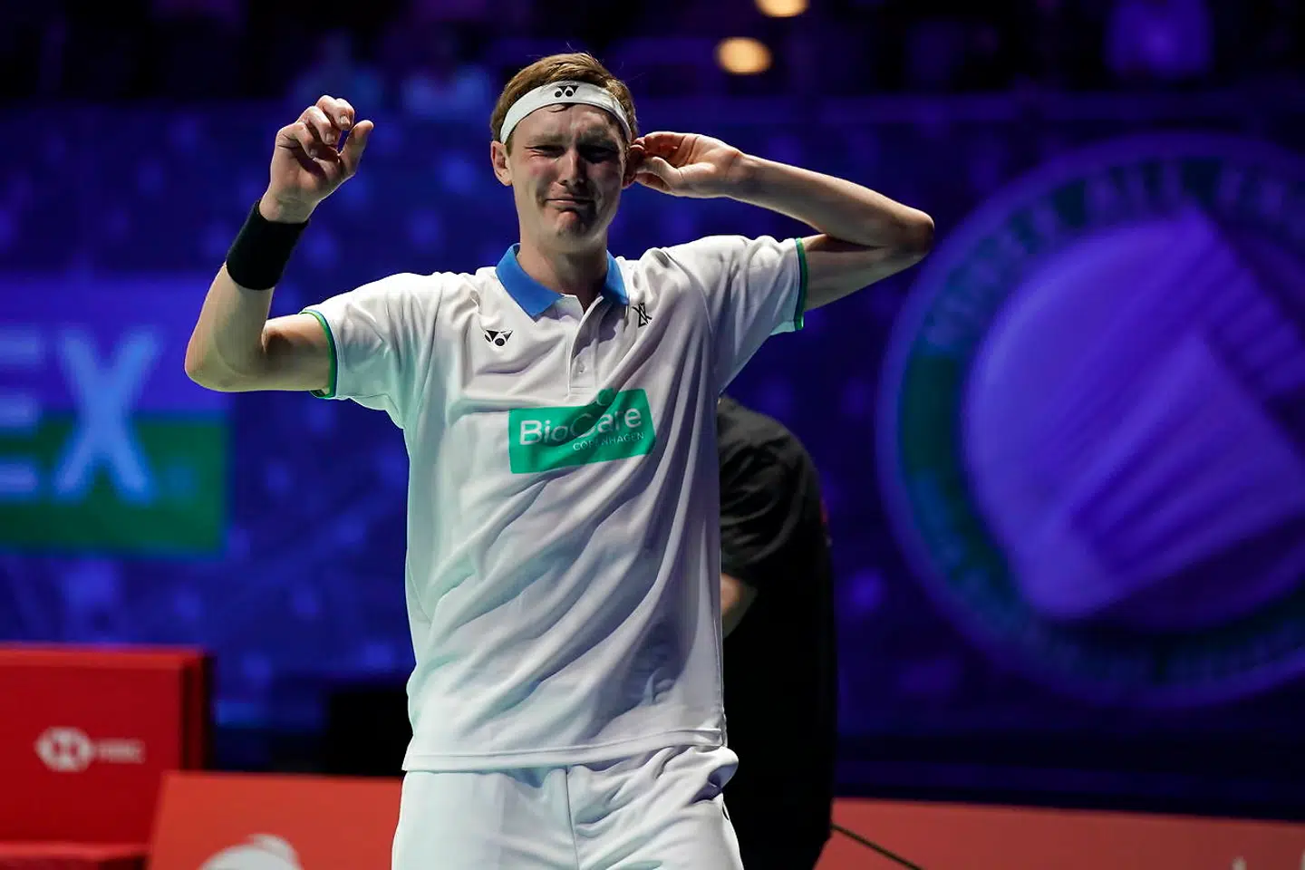 Tydeligt rørt Viktor Axelsen vandt All Englad 2020. Det er danskerens første All England-sejr.