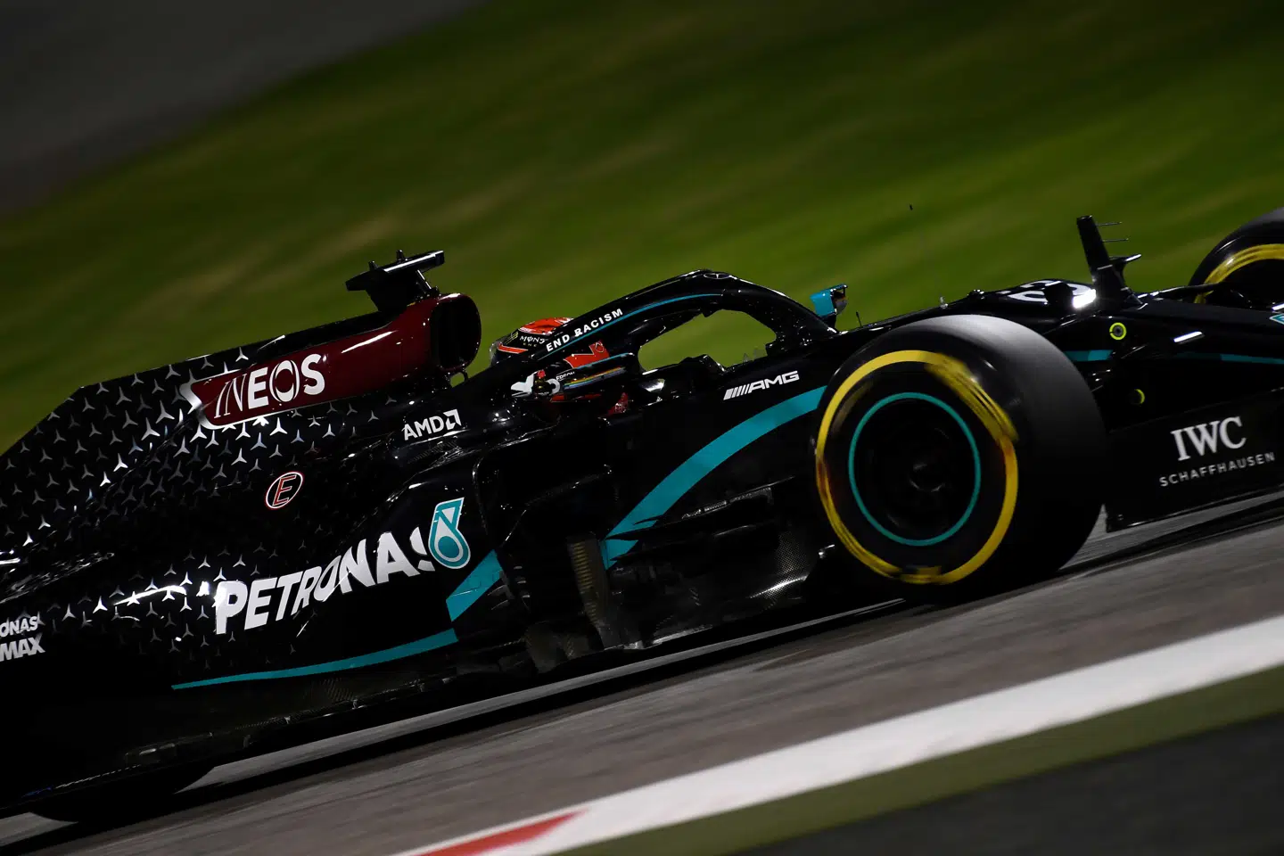 Goerge Russell i Lewis Hamiltons Mercedes under Sakhirs Grand Prix.