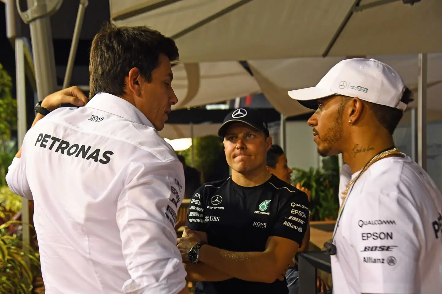George Russell har givet Mercedes-teamchef Toto Wolff (t.v.), Valtteri Bottas (i midten) og Lewis Hamilton (t.h.) noget at tænke over.