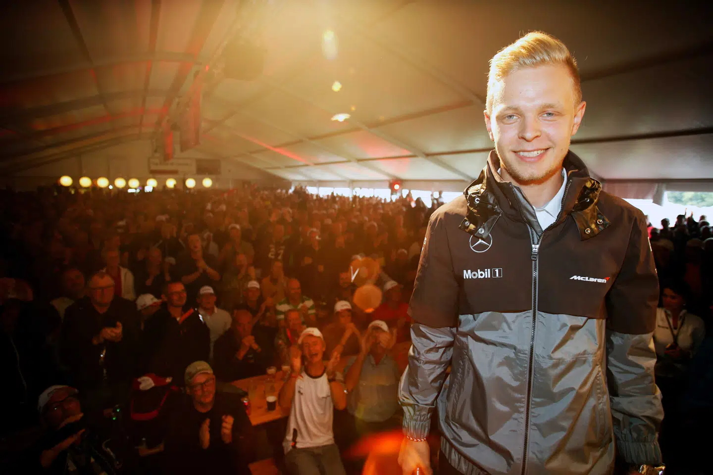 Massevis af danske fans tiljublede Kevin Magnussen efter hans kamp med en række verdensmestre i Belgiens Grand Prix 2014.