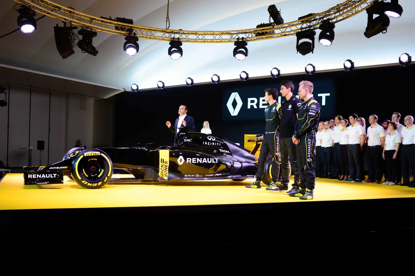 Renault koncernchef Carlos Ghosn præsenterer Formel 1-teamet for 2016 med Jolyon Palmer (t.v.), reservekører Esteban Ocon (i midten) og Kevin Magnussen (t.h.)
