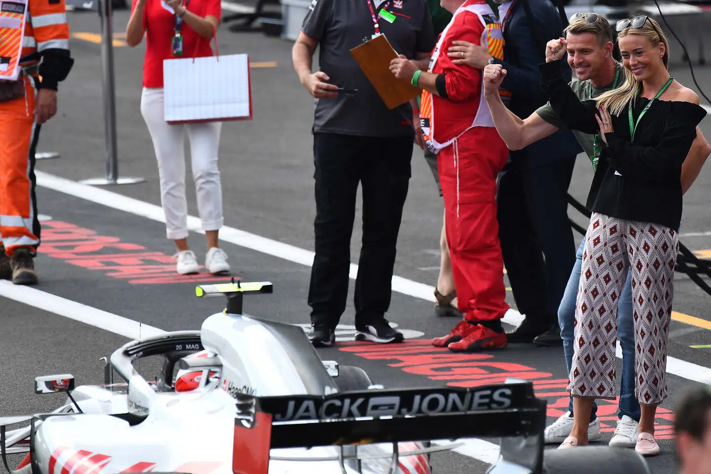 Den kommende fru Magnussen, Louise, og personlige assistent Jesper Carlsen jubler da Kevin Magnussen kommer i mål i Frankrigs Grand Prix 2018.