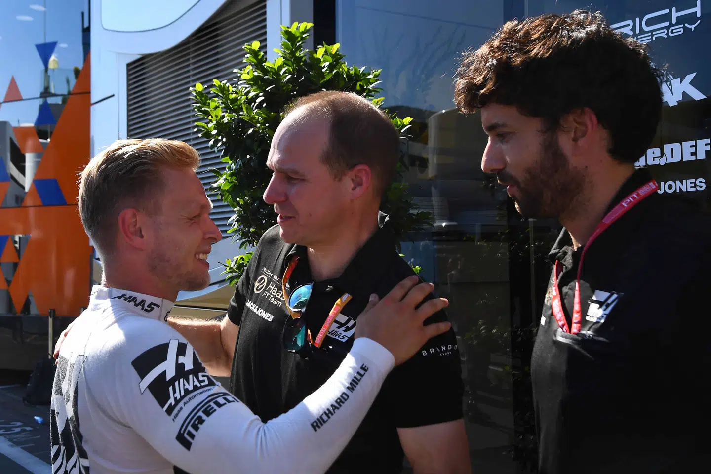 Kevin Magnussen og hans personlige race engineer Gary Gannon jubler efter den sensationelle femteplads under kvalifikationen til Østrigs Grand Prix 2019.