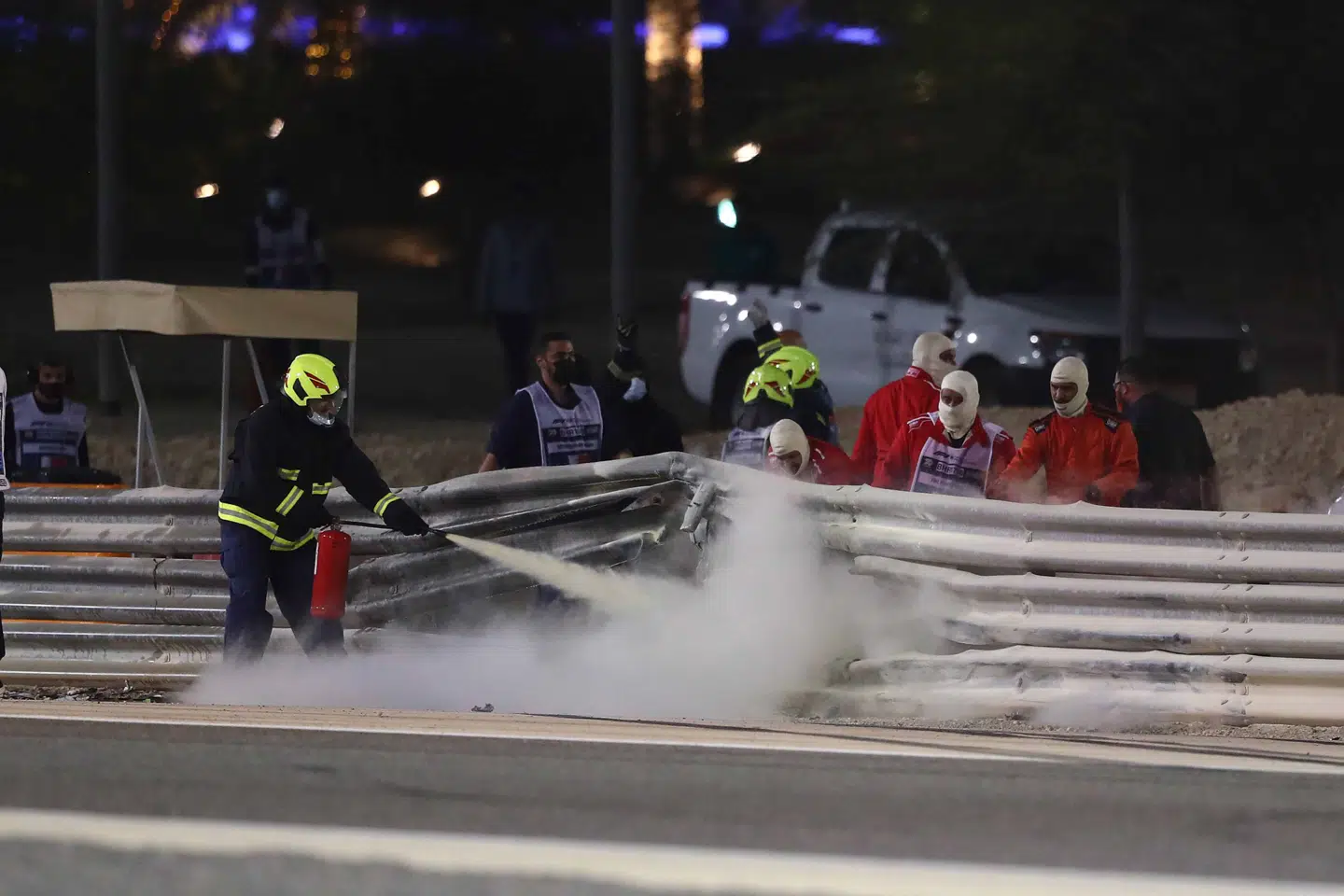 Kevin Magnussens teamkammerat Romain Grosjean slap mirakuløst fra en dramatisk crash i Bahrains Grand Prix 2020.