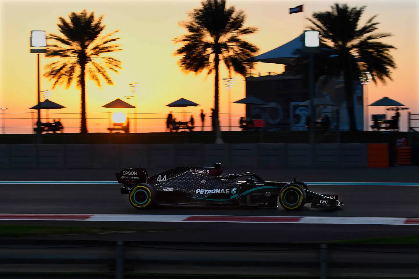 Lewis Hamilton, der stadig lider under eftervirkningerne af sin covid-19-virus, starter Abu Dhabis Grand Prix fra anden startrække.