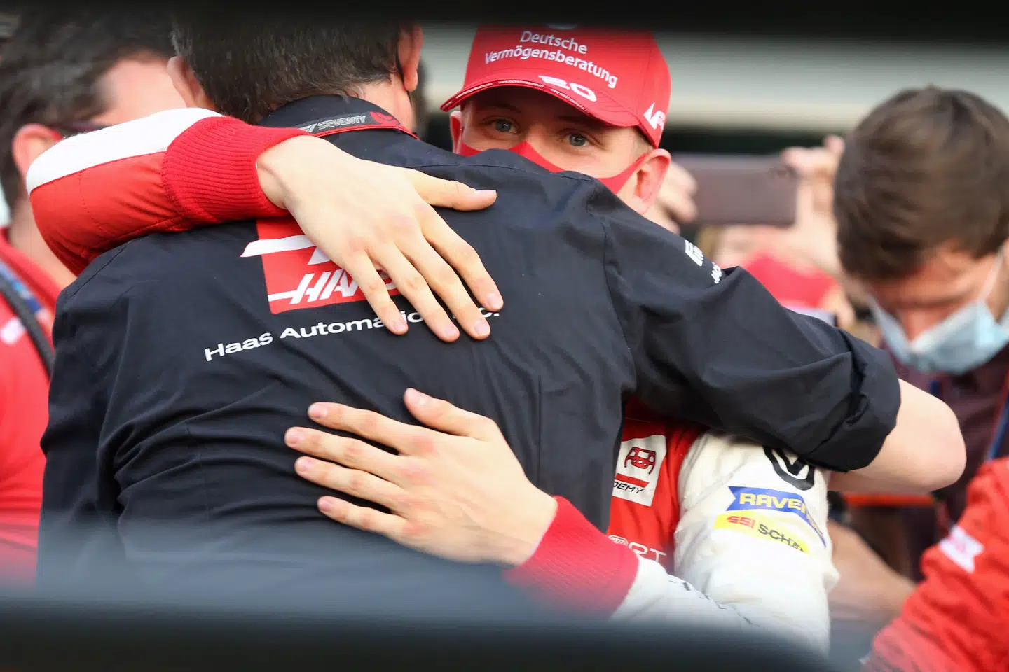Haas-chef Guenther Steiner (med ryggen til) lykønsker Mick Schumacher med Formel 2-mesterskabet.
