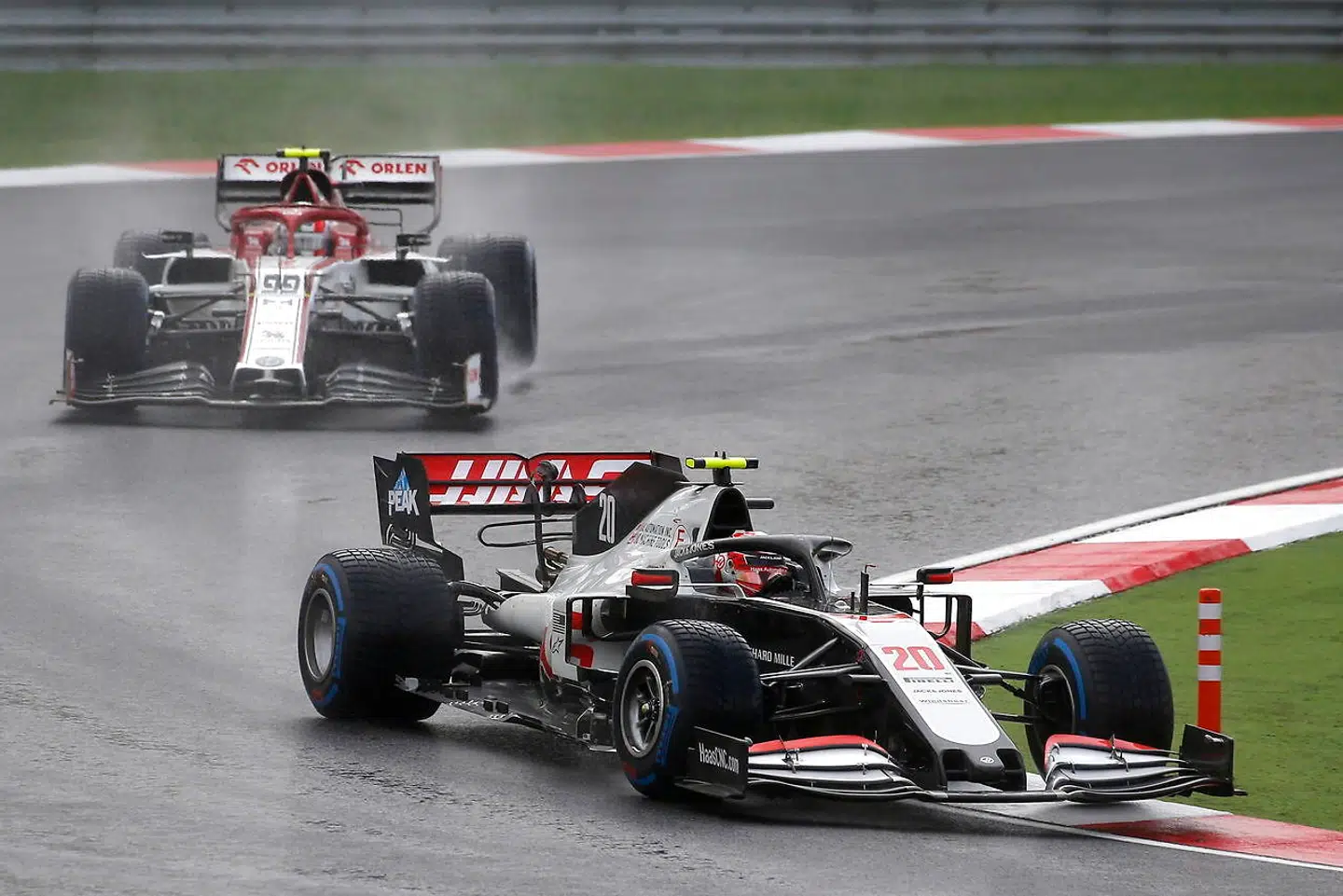 Kevin Magnussen (forrest) har kørt en af karrierens hidtil sidste Formel 1-løb i sidste weekend, da der blev afholdt Grand Prix i Tyrkiet.