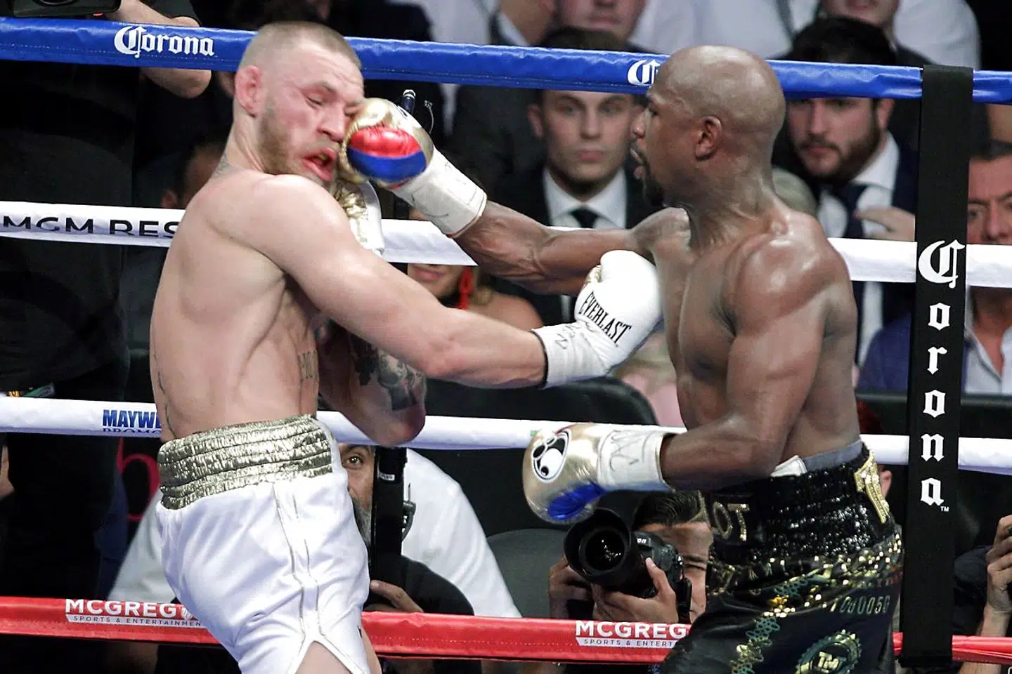 Floyd Mayweather Jr. og Conor McGregor i ringen under en boksekamp i 2017.