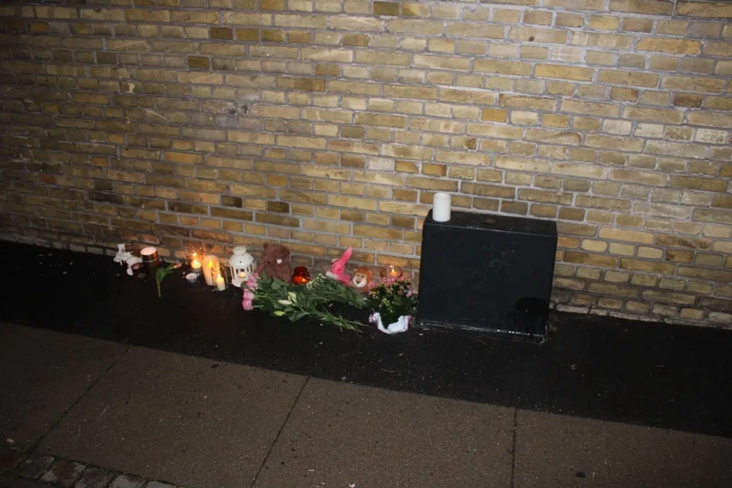 Der er allerede blevet lagt blomster ved Peter Bangs Vej 252, hvor ulykken fandt sted.