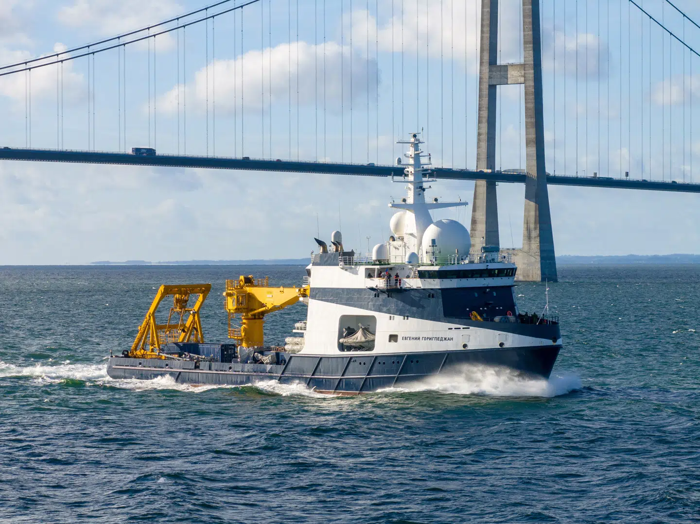 Her ses det russiske spionskib Evgeny Gorigledzhan passere under Storbæltsbroen mandag den 16. oktober i år omkring kl. 11.30.