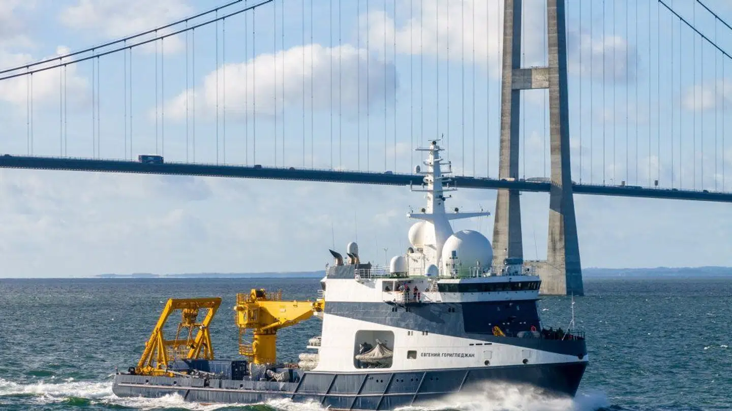 Her ses det russiske spionskib Evgeny Gorigledzhan passere under Storbæltsbroen mandag den 16. oktober i år omkring kl. 11.30.