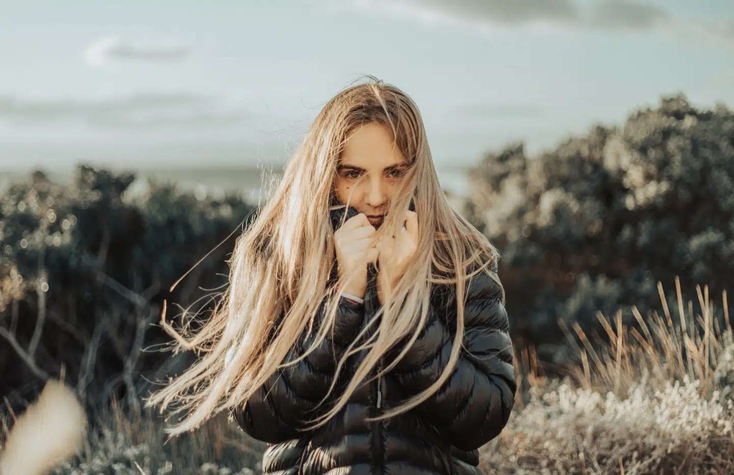 Du kan gøre et kup, hvis du allerede nu køber din vinterjakke. Der er store besparelser at hente på Billigsport24.dk