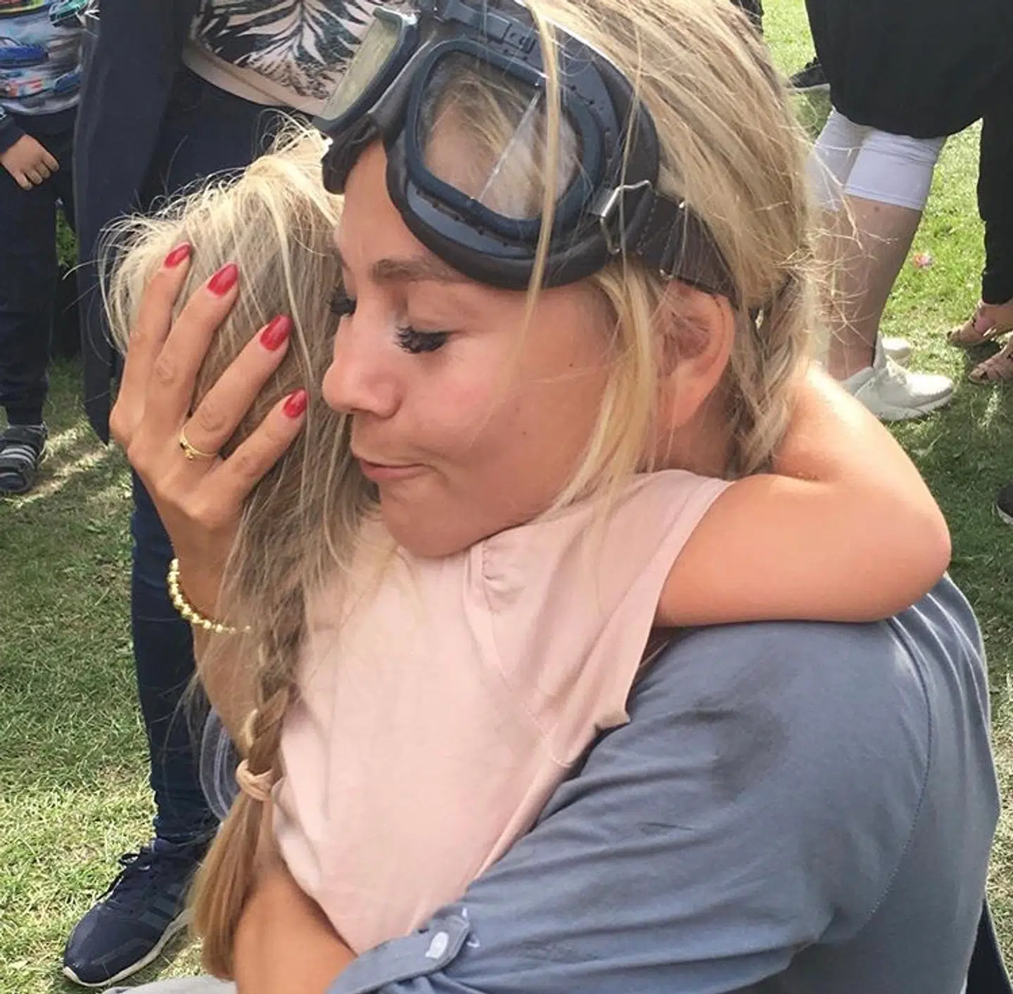 Mille Gori aka Motor Mille er et hit blandt mange børn. Her ses hun sammen med en hengiven fan.