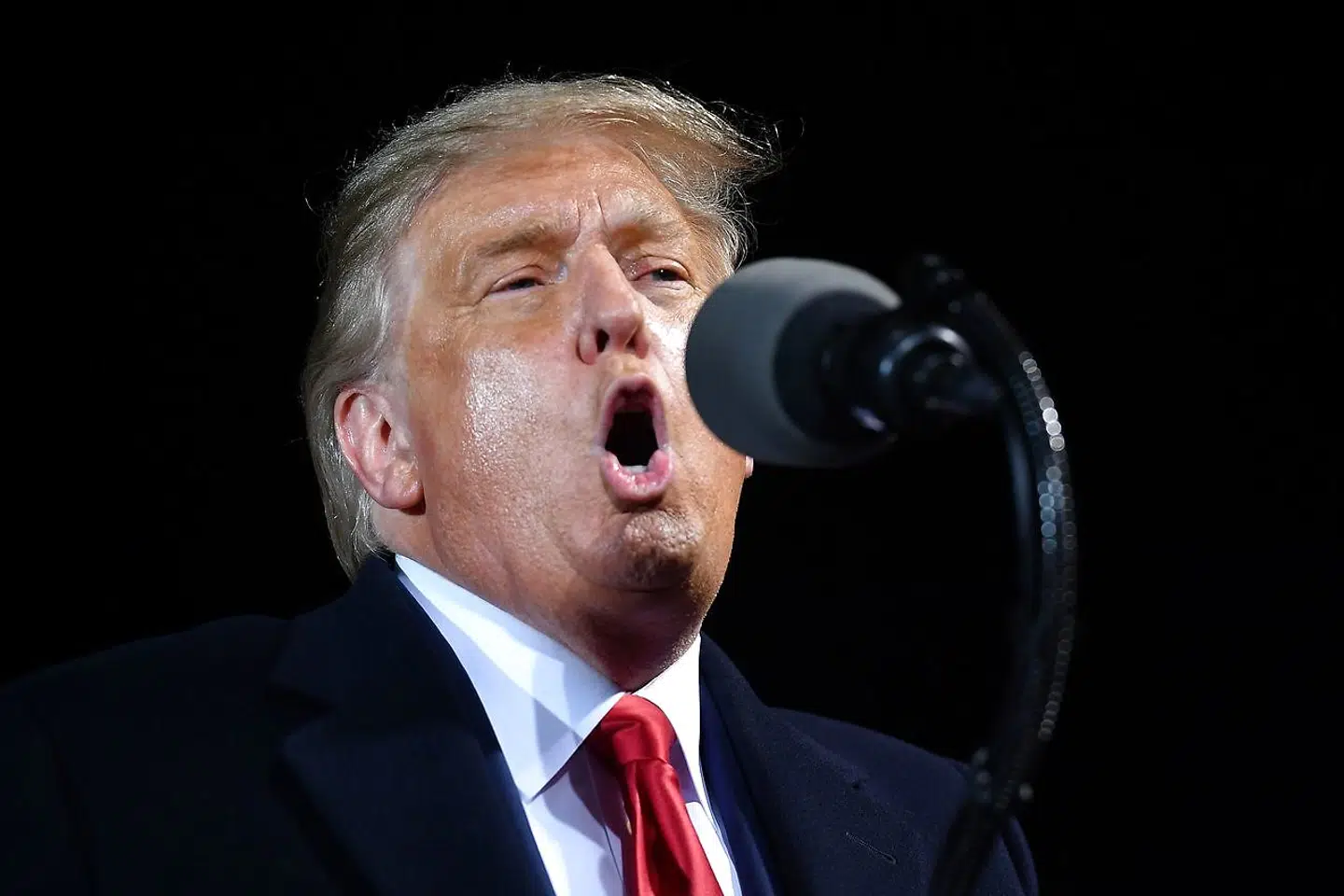 (ARKIV) TOPSHOT - US President Donald Trump speaks during a campaign rally at Duluth International Airport in Duluth, Minnesota on September 30, 2020. Præsident Trump har mistanke om urent trav ved præsidentvalget. Han vil ikke erkende et nederlag, hvis han mener, at der er snydt. Læs her, hvad der så sker. Det skriver Ritzau, torsdag den 1. oktober 2020.. (Foto: MANDEL NGAN/Ritzau Scanpix)