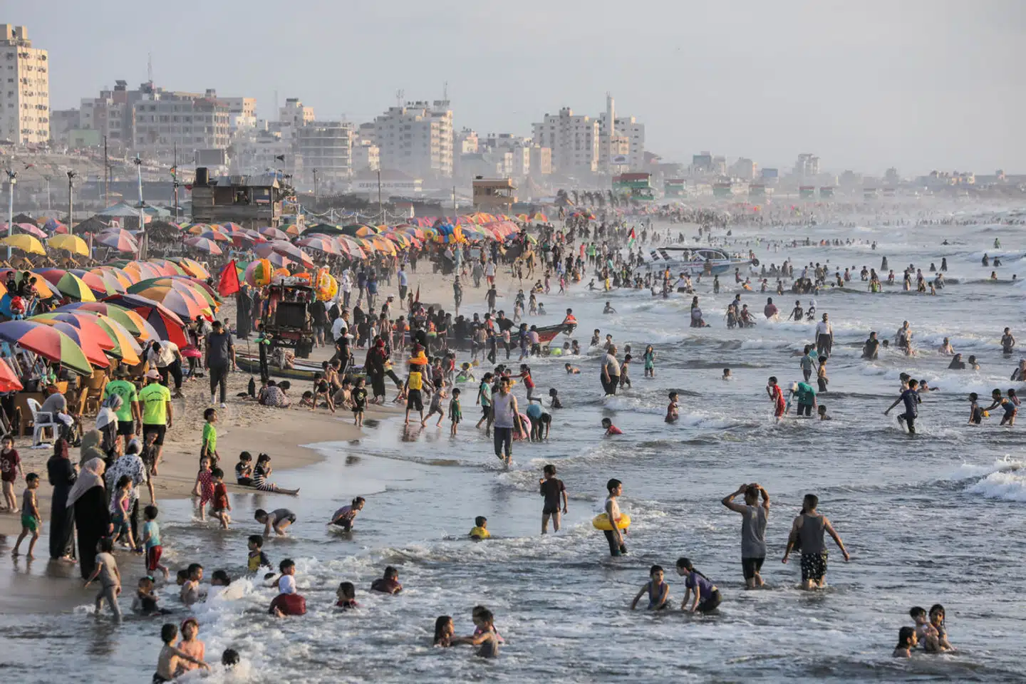 Selv strandene i Gaza fungerer som pengemaskiner for Hamas. De var tidligere gratis for offentligheden: Nu skal man betale entré til private strandklubber, som er opført af forretningsfolk med tilknytning til Hamas. Foto: Omar Ashtawy, Scanpix