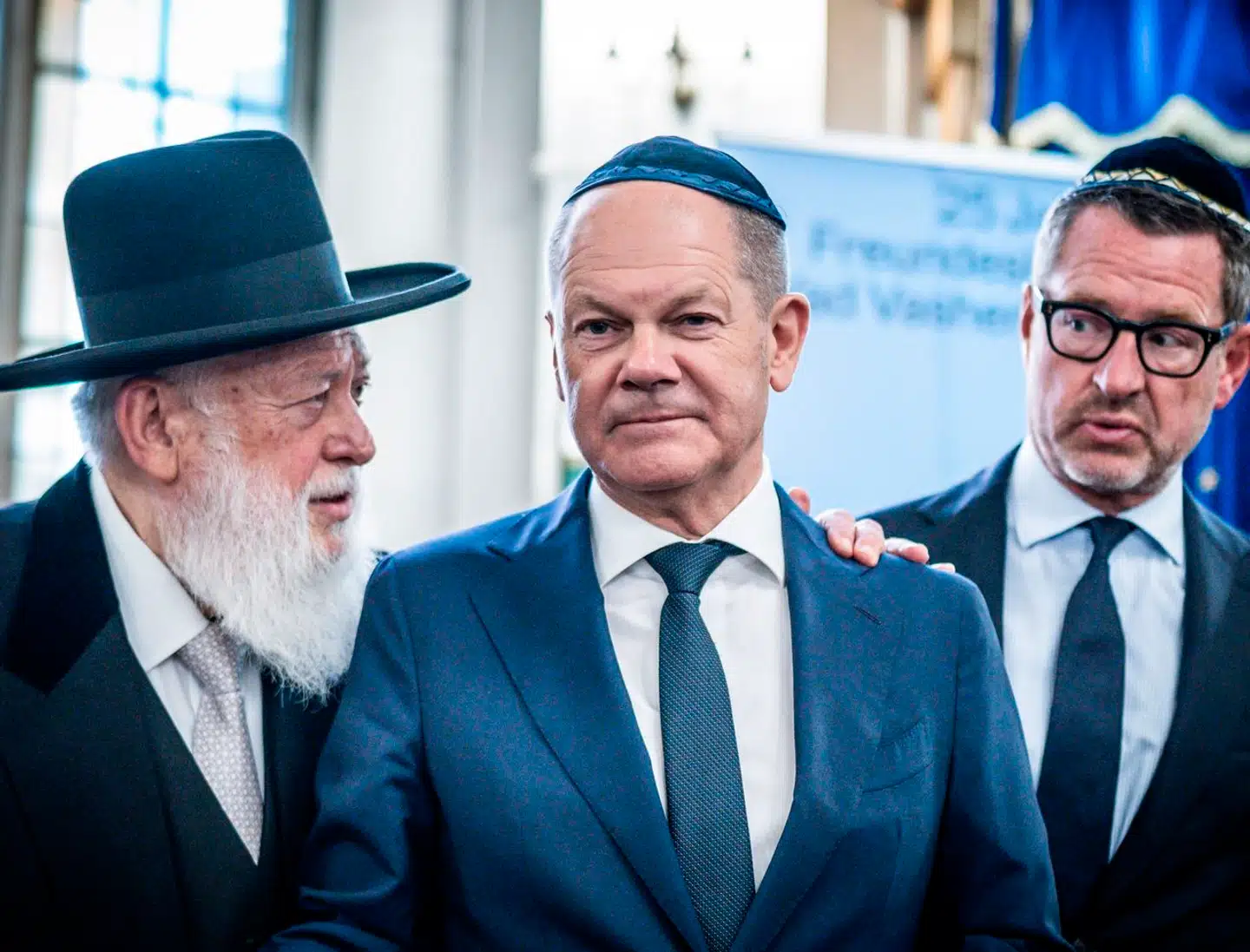 Den tyske kansler Olaf Scholz har gennem årene i lighed med alle tyske kanslere siden Hitler gjort meget ud af at vise veneration for jøderne. Her ses han med kalot til en mindehøjtidelighed for Holocaust i 2022. Foto: Michael Kappeler, Scanpix