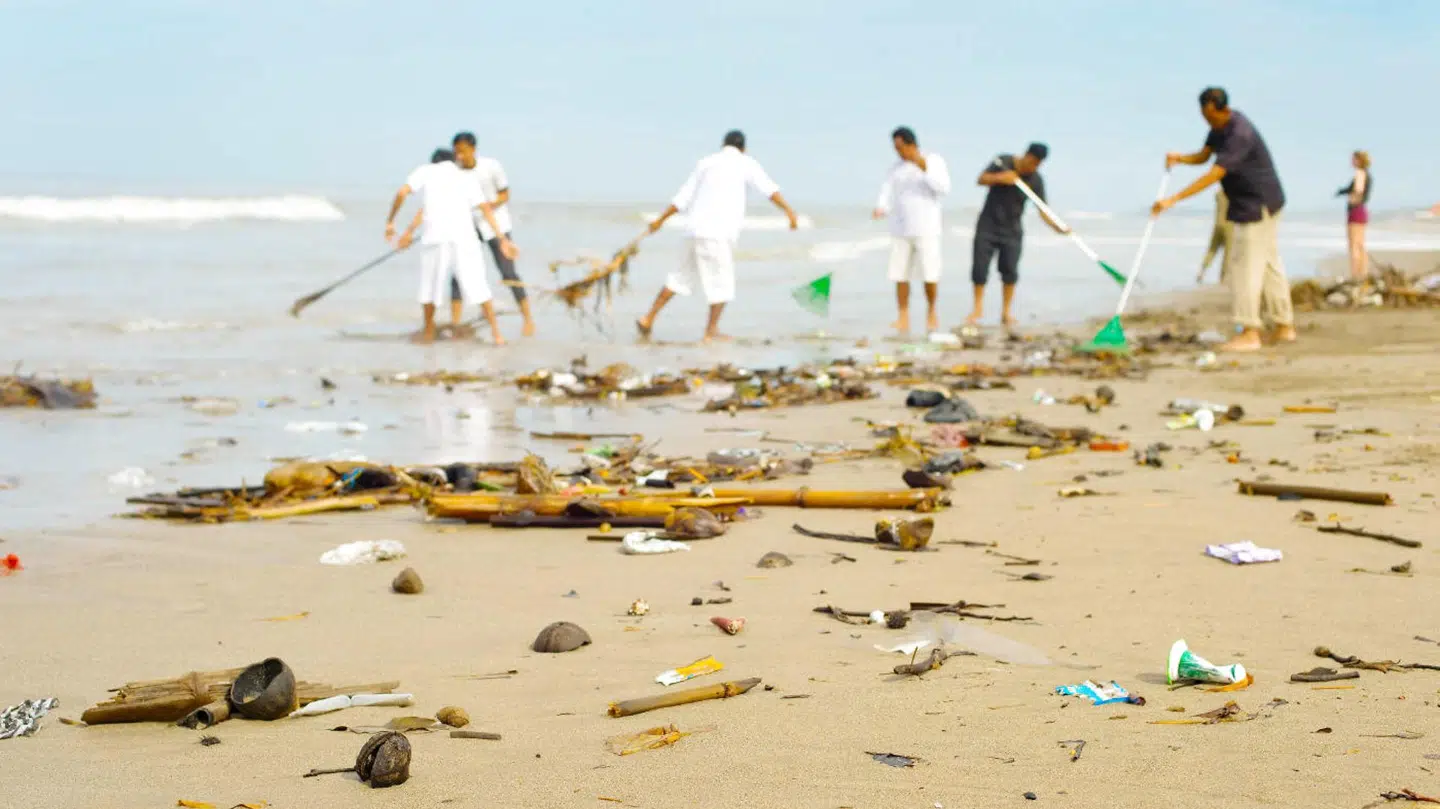 Havene omkring Indonesien renses af lokale fiskere - og plastikken bliver derefter renset og filtreret, hvorefter den kan genanvendes i emballagen til GOSH COPENHAGENs produkter. (Foto: Scanpix)