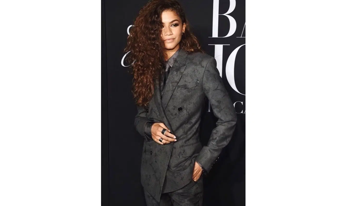 Zendaya, der blandt andet er kendt fra HBO serien Euphoria er udover skuespillet også model og har blandt andet lavet en kollektion i samarbejde med amerikanske modegigant Tommy Hilfiger. Hendes stil er ret drenget og derfor er oversized 90’er suit det perfekte outfit. Foto: Instagram/@zendaya